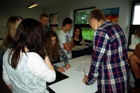 Travail en groupe des élèves du lycée